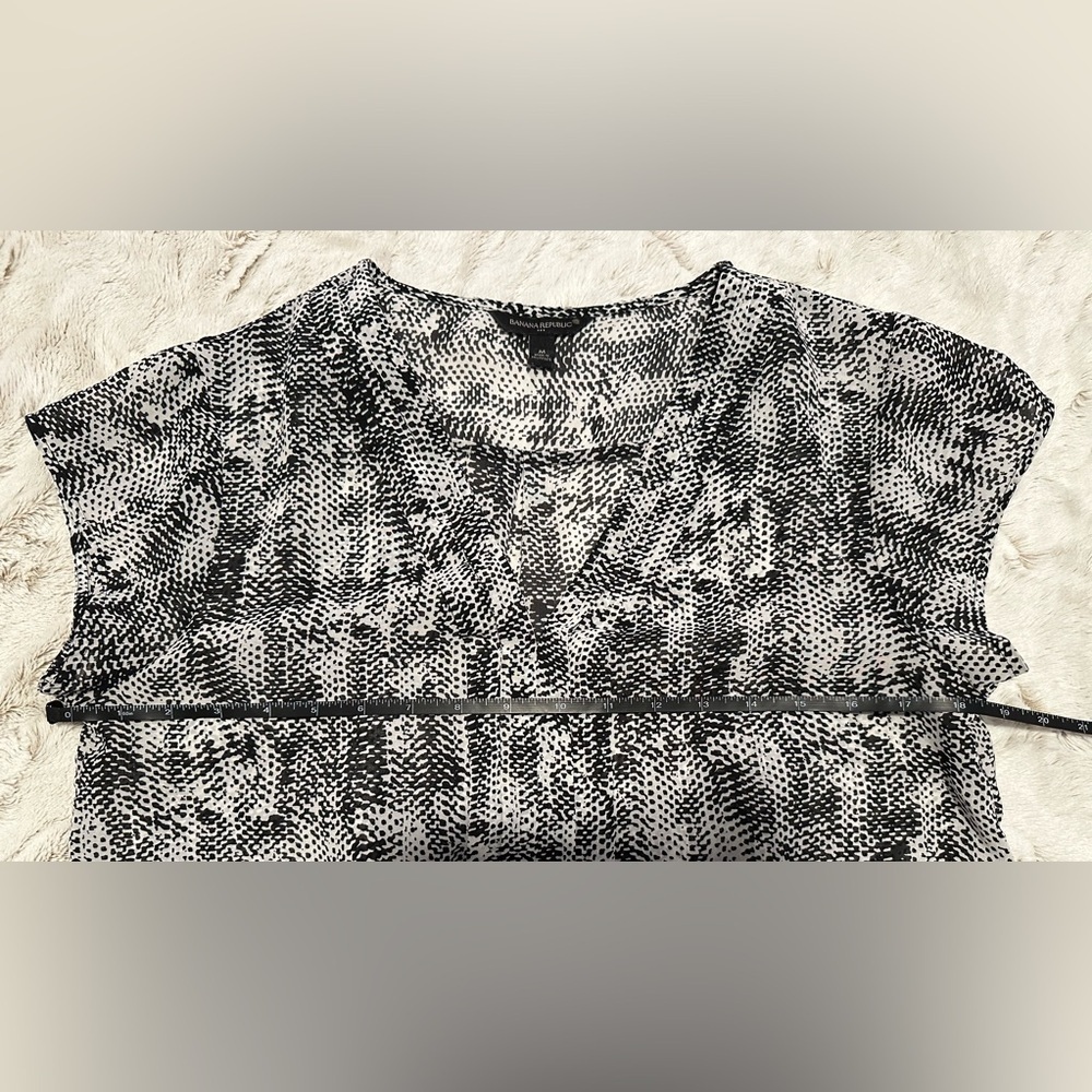 Banana Republic Black and White Patterned Blouse - Picture 3 of 10